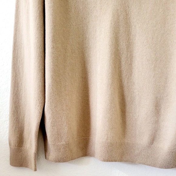 $348 Unworn Vince Weekend Cashmere V-Neck Sweater in Camel - Picture 8 of 10